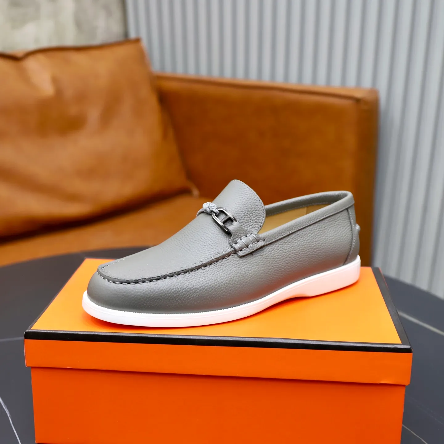 Ex-factory price: 560💰Hermès/Hermès slip-on men's shoes. This shoe is made of imported pebbled cowhide. It has simple and smooth lines and is combined with aerodynamically designed 3CM rubber foam ultra-light soles! Youthful and fashionable, classic H-shaped hardware buckle decoration, calf lining gently wraps the feet, with logo cowhide feet, casual and urban style, highlighting youthful vitality, sports and leisure version, super versatile, code number: 38-39-40-41-42-43-44 standard leather shoe size (45 can be customized but does not support returns)